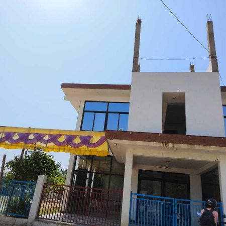 Oyo 81347 Amantran Hotel And Restaurant Канпур Екстериор снимка