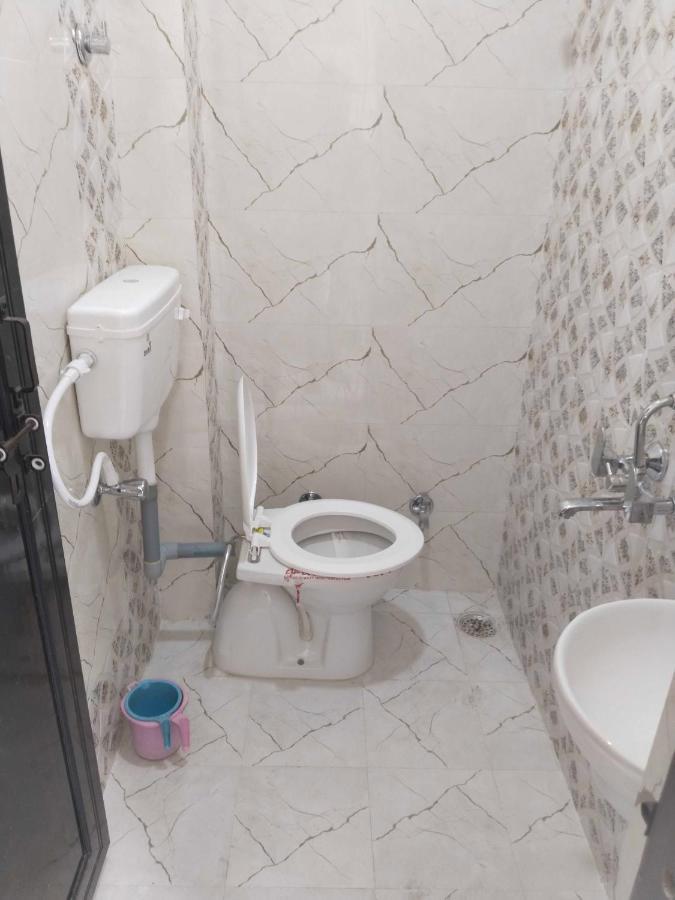 Oyo 81347 Amantran Hotel And Restaurant Канпур Екстериор снимка