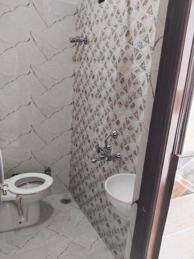 Oyo 81347 Amantran Hotel And Restaurant Канпур Екстериор снимка